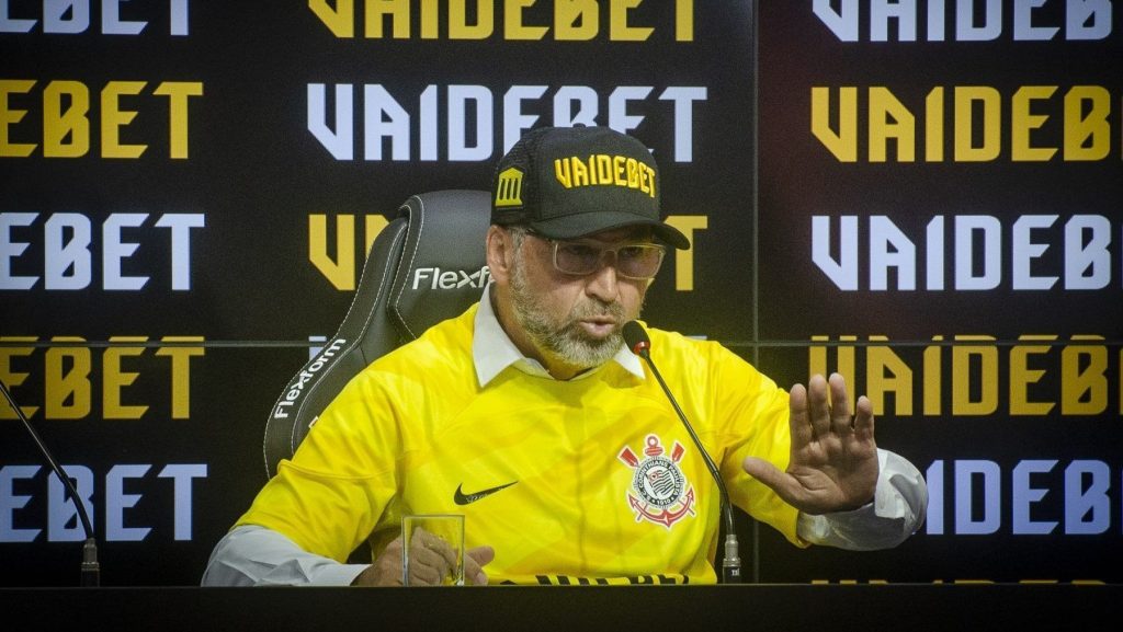 Aliados de Augusto Melo processam o Corinthians para retomar poder