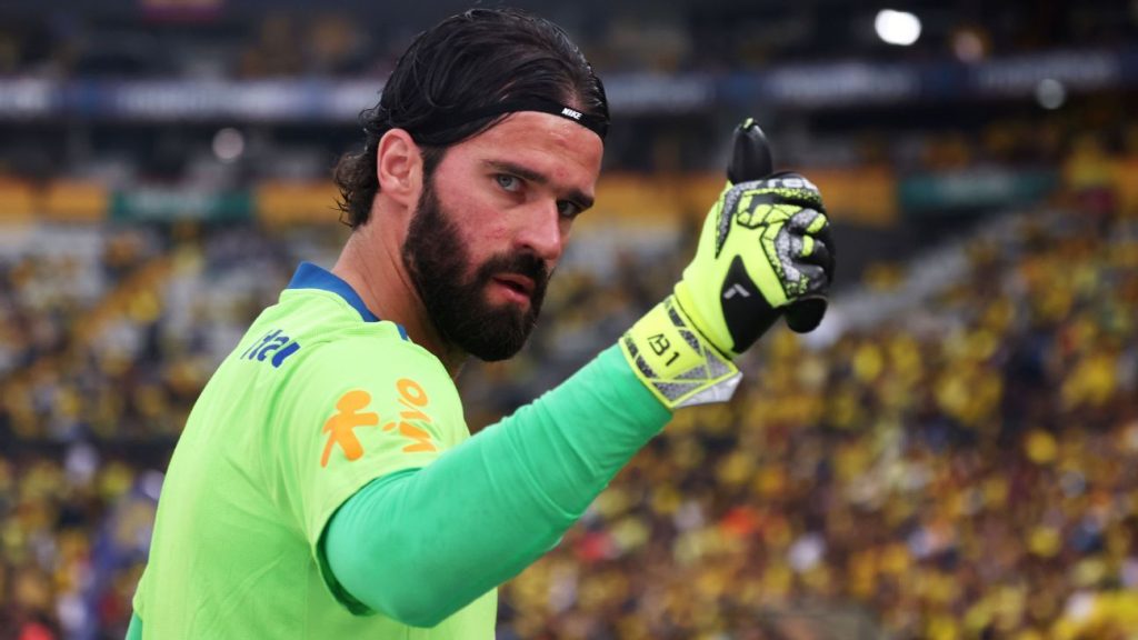 Alisson fala sobre futuro no Liverpool e considera voltar ao Brasil