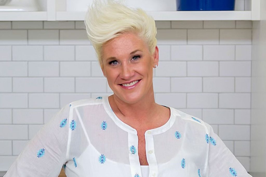 Anne Burrell, estrela da Food Network, morre aos 55 anos