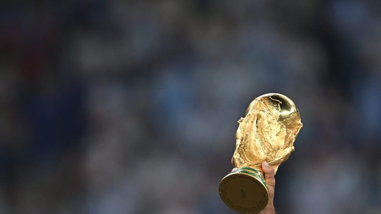 Após derrota humilhante, seleção campeã demite técnico Após derrota humilhante, seleção campeã demite técnico