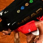 Atitude de Djokovic em Roland Garros comove a internet; assista!