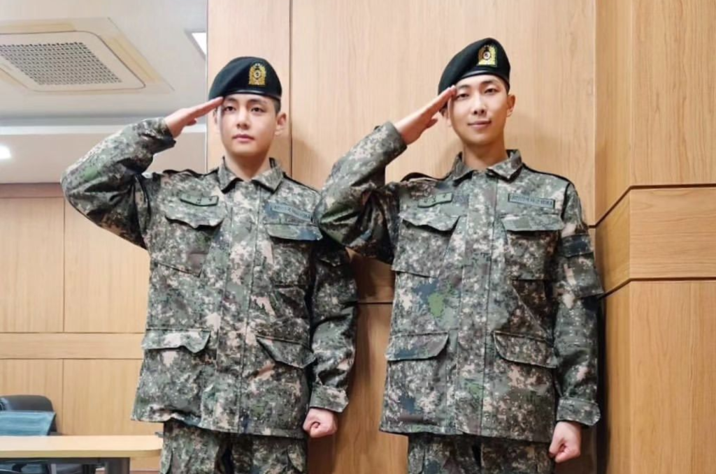 BTS: Aprenda a ver a saída de RM e V do exército
