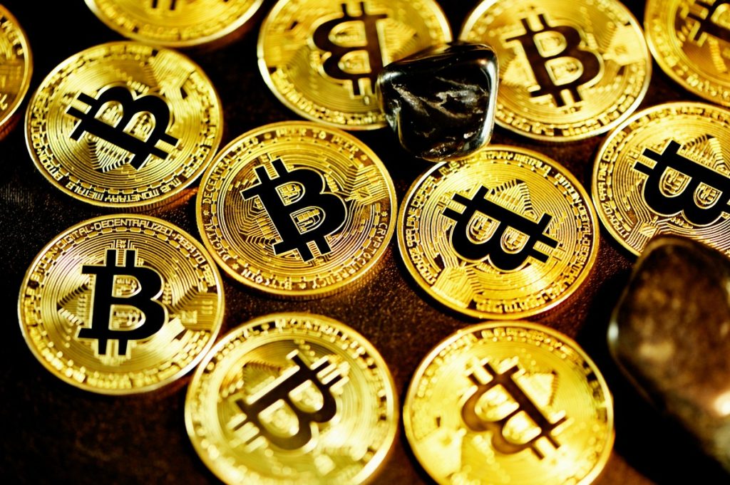 Bitcoin registra leve queda enquanto aguardam resultados de Trump e Xi