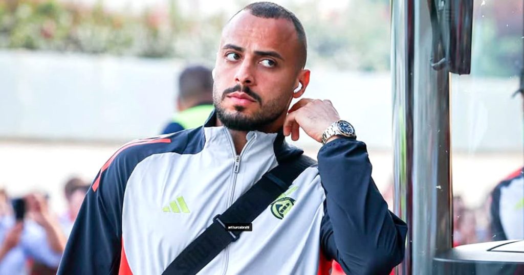 Botafogo acerta com Benfica e negocia salários de Arthur Cabral