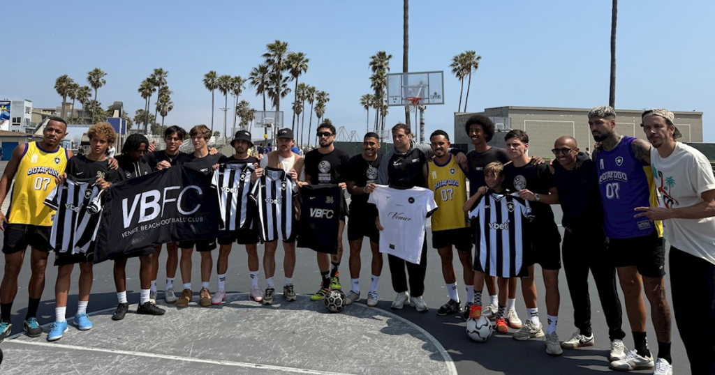 Botafogo promove intercâmbio cultural e visita a projeto social em Venice Beach; camisas de basquete à venda