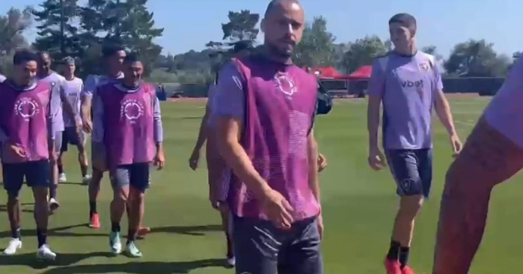 Botafogo treina nos EUA; Arthur Cabral em ótima forma e Cuiabano separado