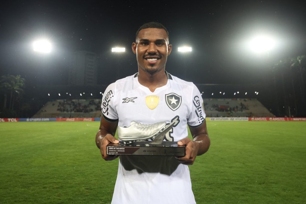Brighton mantém interesse em Cuiabano, do Botafogo, sem acerto com Nottingham