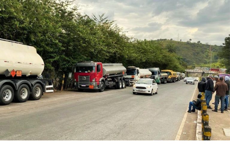 Caminhoneiros de MG fazem greve no transporte de combustível