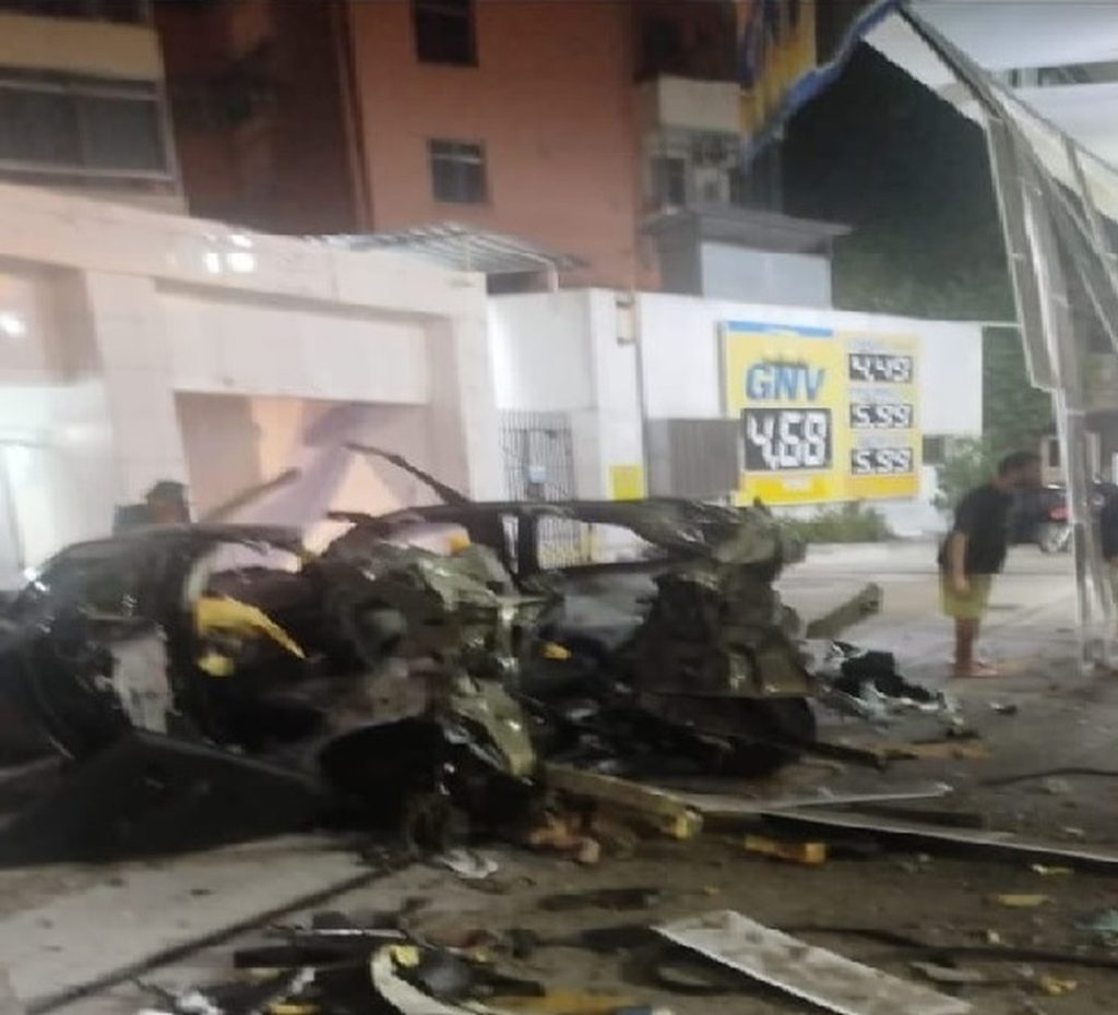Carro explode no centro do Rio de Janeiro