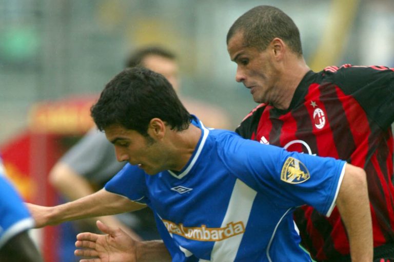 Clube falido com astros do futebol reiniciará na última divisão Clube falido com astros do futebol reiniciará na última divisão