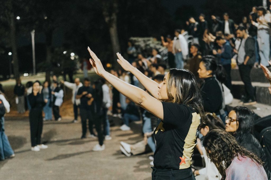 Cristãos jovens atraem milhares a cultos em universidades públicas