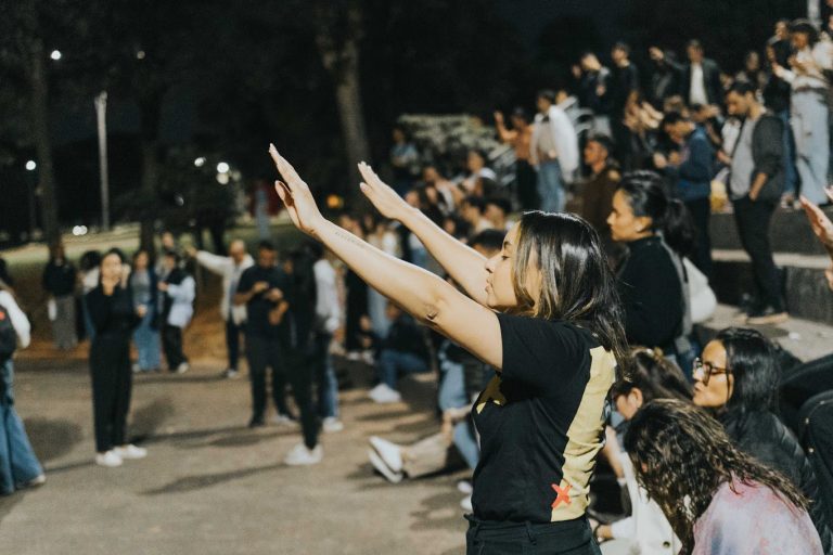 Cristãos jovens atraem milhares a cultos em universidades públicas