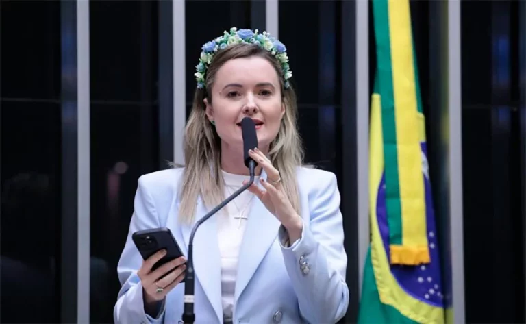 Deputada sugere acabar com obrigatoriedade para crianças, até em pandemias Deputada sugere acabar com obrigatoriedade para crianças, até em pandemias