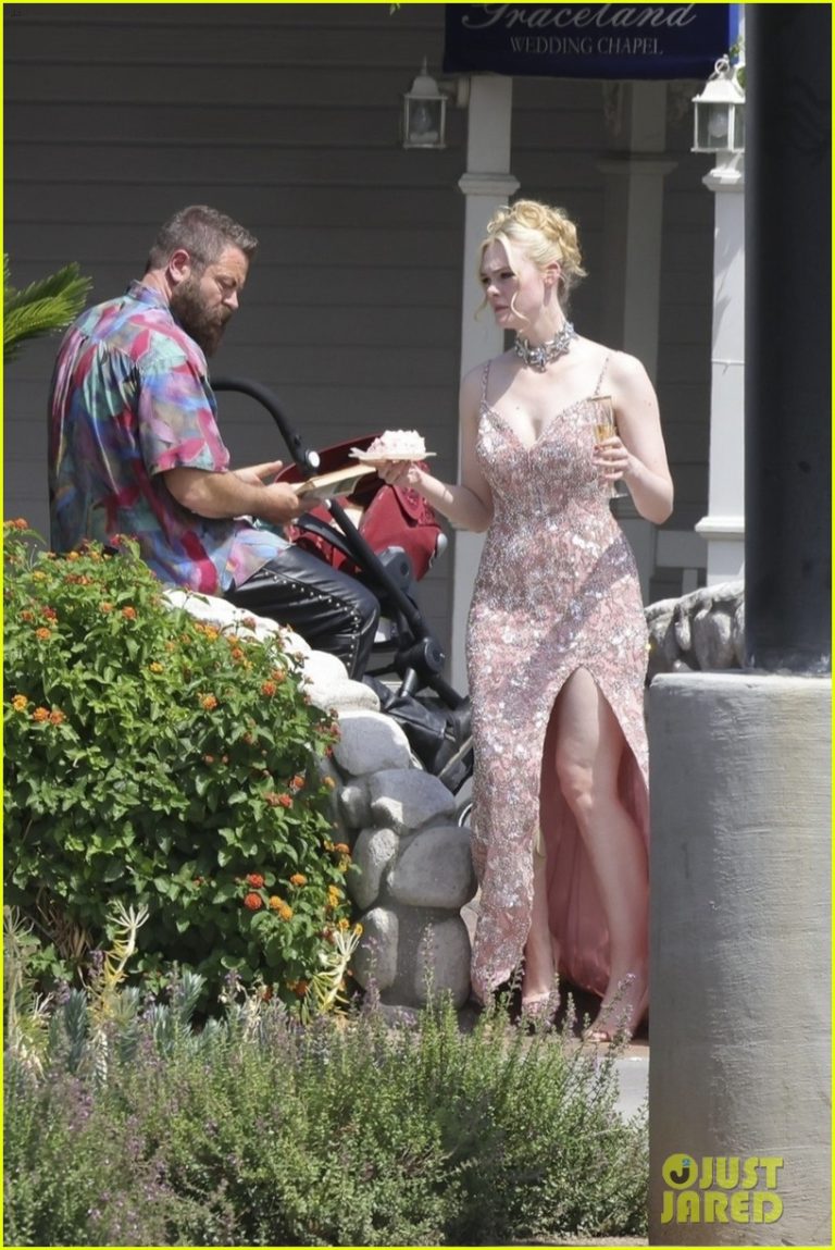 Elle Fanning Usa Vestido de Cristais em Filmações em Vegas