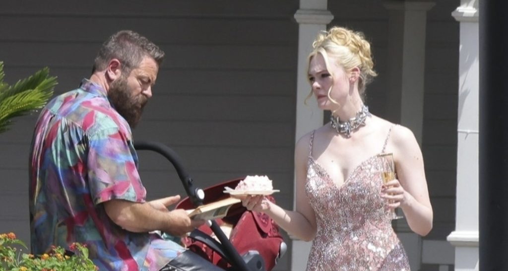 Elle Fanning usa vestido coberto de cristais durante filmagens em Vegas