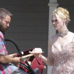 Elle Fanning usa vestido coberto de cristais durante filmagens em Vegas