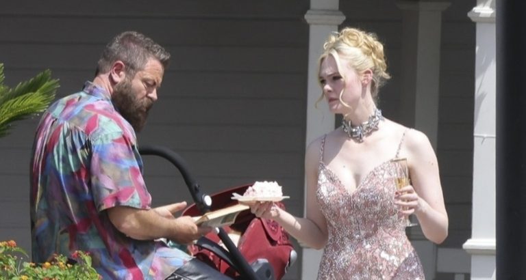 Elle Fanning usa vestido coberto de cristais durante filmagens em Vegas Elle Fanning usa vestido coberto de cristais durante filmagens em Vegas