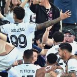 Emoção à flor da pele: torcedor do Grêmio vibra com gol