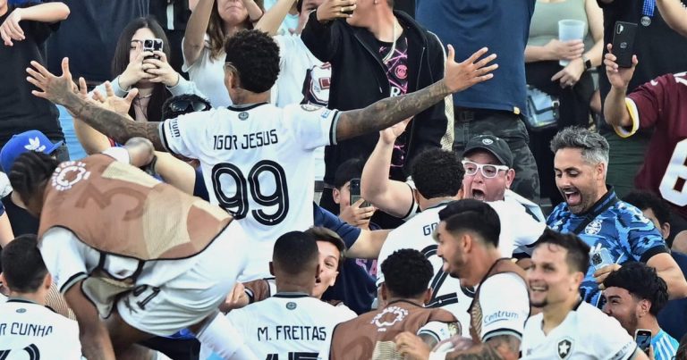 Emoção à flor da pele: torcedor do Grêmio vibra com gol