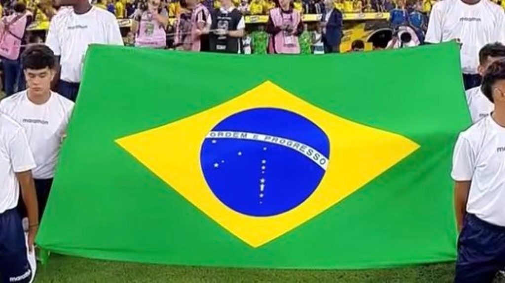 Estrelas desalinhadas na bandeira do Brasil chamam atenção no jogo contra o Equador