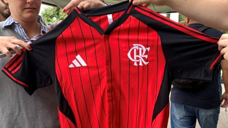 Flamengo apresenta nova camisa para o Mundial de Clubes Flamengo apresenta nova camisa para o Mundial de Clubes