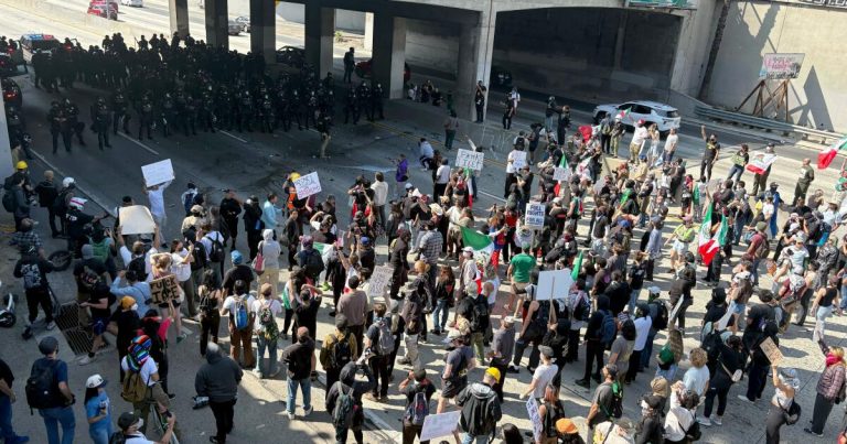 Guarda Nacional e LAPD enfrentam manifestantes em Los Angeles durante protestos contra a ICE Guarda Nacional e LAPD enfrentam manifestantes em Los Angeles durante protestos contra a ICE