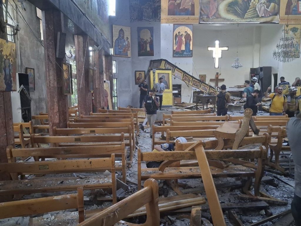 Homem-bomba ataca igreja em Damasco durante missa | Mundo