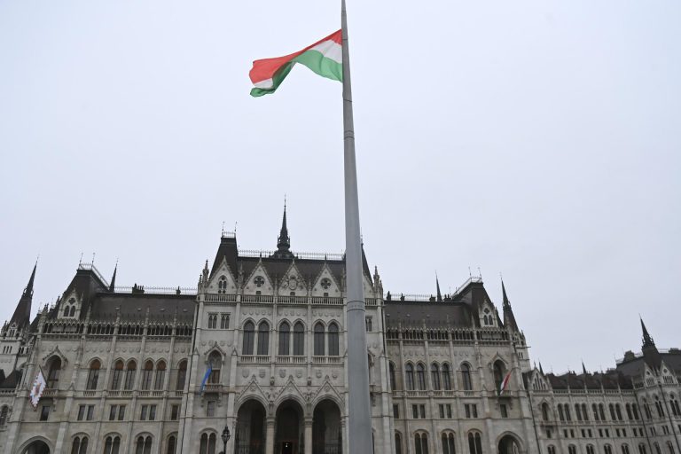 Hungria proíbe símbolos LGBT em edifícios públicos