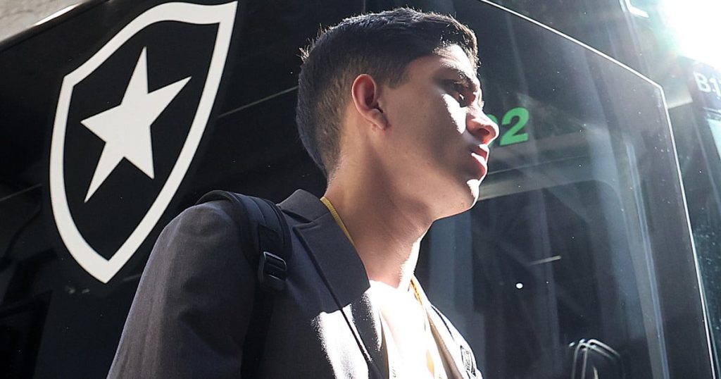 Jair é dúvida no Botafogo contra o Palmeiras; Kaio Pantaleão pode estrear