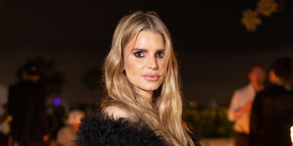 Jessica Simpson publica foto rara com filha parecida na formatura
