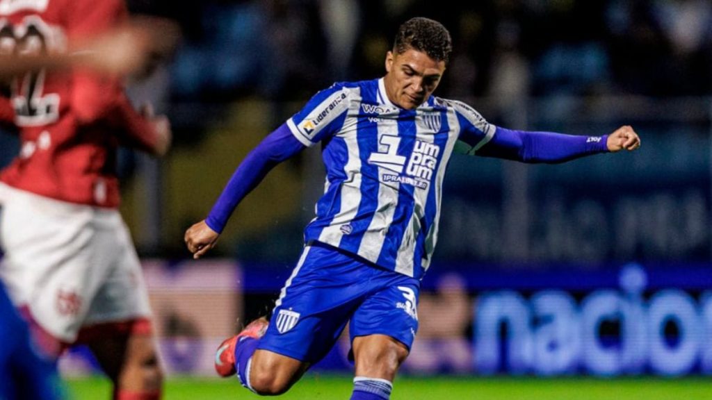 João Vitor brilha e Avaí supera o CRB na Série B