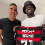 Jogador do Arsenal exibe camisa do Flamengo