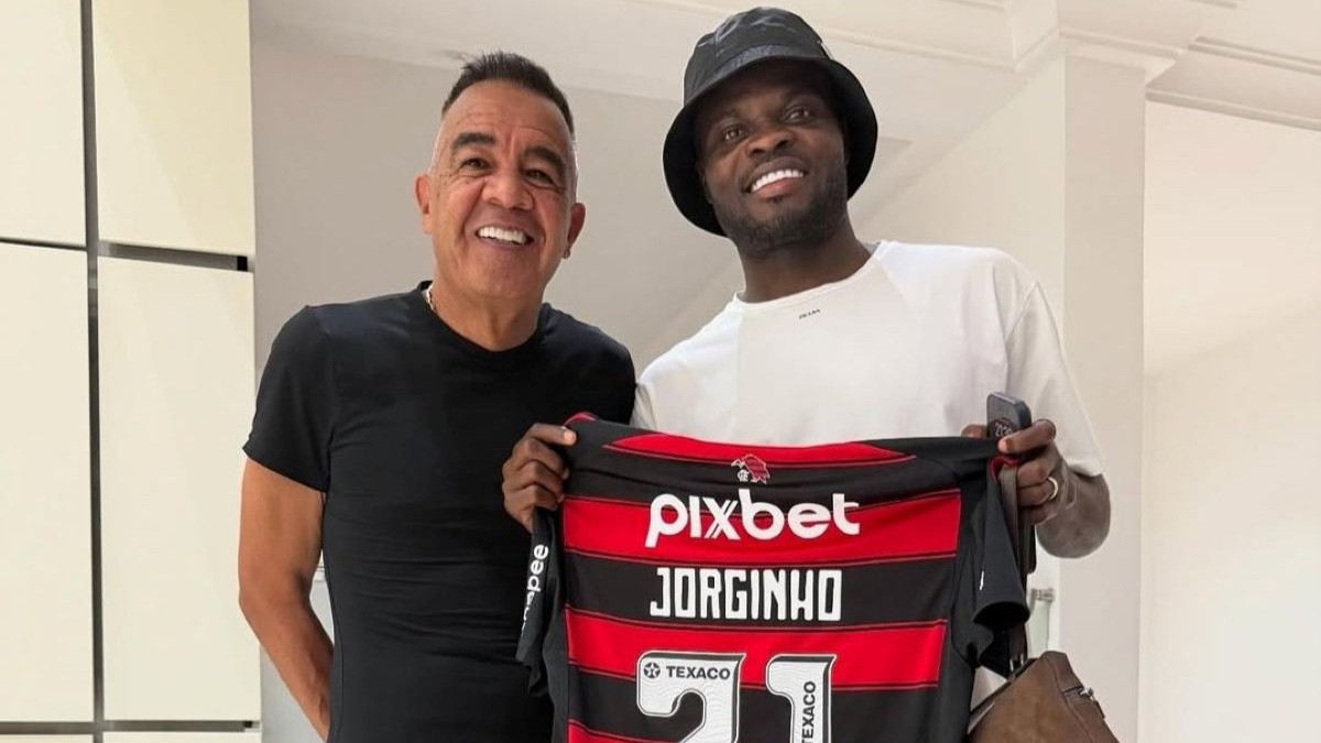 Jogador do Arsenal exibe camisa do Flamengo