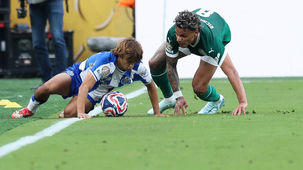 Jogador do Palmeiras diz que gramado do Fluminense "precisa melhorar"