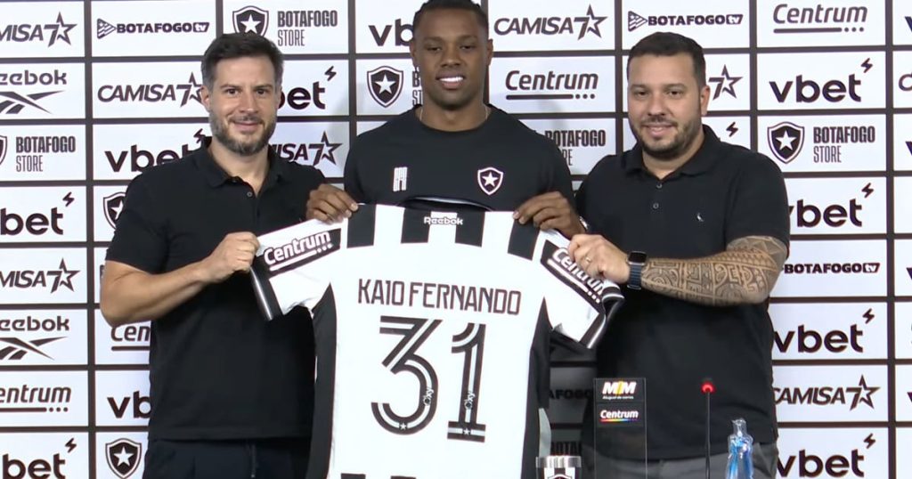 Kaio Pantaleão é apresentado pelo Botafogo: 'Prazer em vestir a camisa do Glorioso'