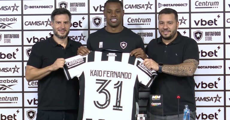 Kaio Pantaleão é apresentado pelo Botafogo: 'Prazer em vestir a camisa do Glorioso'