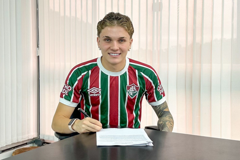 Lateral comemora renovação de contrato com o Fluminense Lateral comemora renovação de contrato com o Fluminense