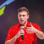 Leo Lins compartilha foto de 'kit prisão' e ironiza condenação