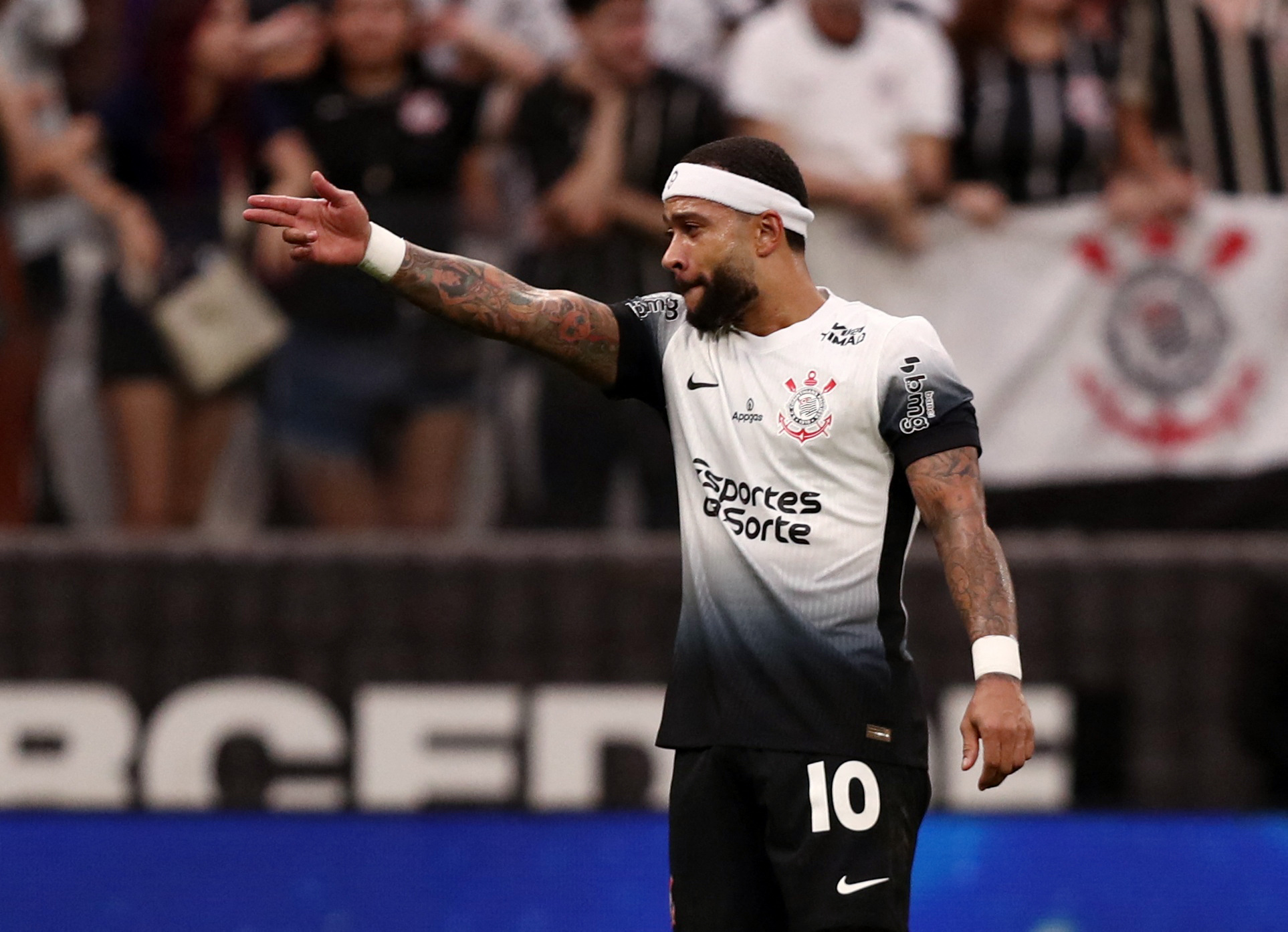 Memphis Depay cobra R$ 6 milhões do Corinthians e os notifica