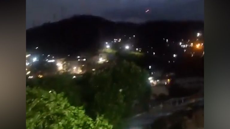 Moradores de Campinho filmam balas traçantes em confronto entre bandidos Moradores de Campinho filmam balas traçantes em confronto entre bandidos