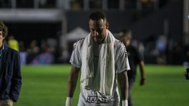 Neymar testou positivo para COVID-19 e se afasta do Santos Neymar testou positivo para COVID-19 e se afasta do Santos