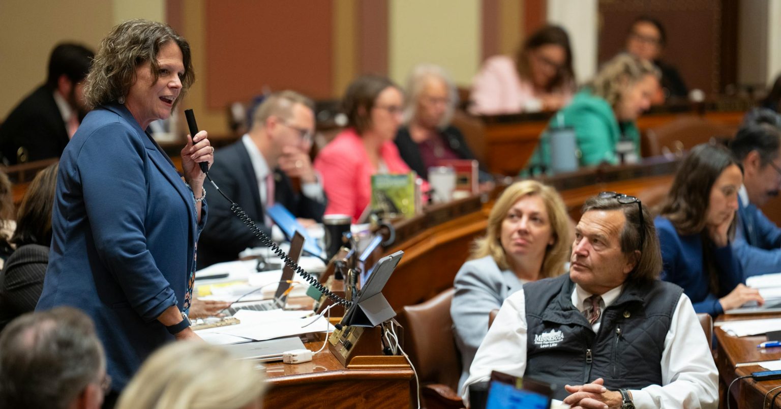 O que a Assembleia Legislativa de Minnesota aprovou na sessão especial?