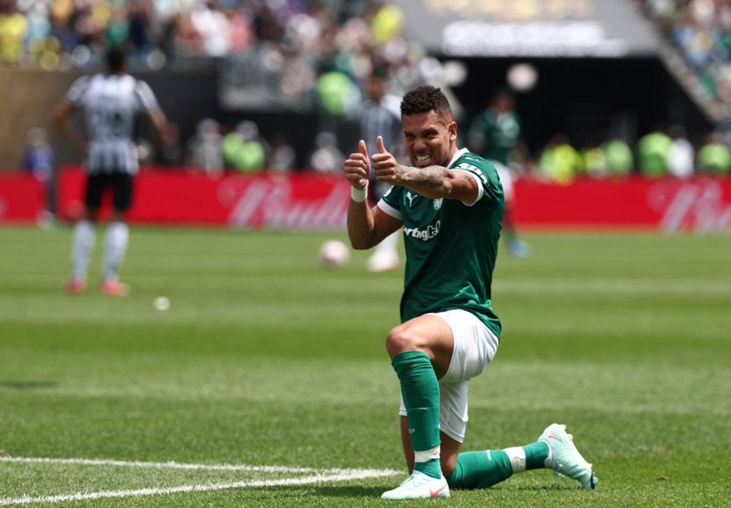 Paulinho brilha e Palmeiras vence Botafogo na Copa do Mundo de Clubes