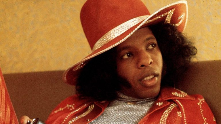 Pioneiro do Funk-Rock que liderou a Family Stone faleceu aos 82 anos Pioneiro do Funk-Rock que liderou a Family Stone faleceu aos 82 anos