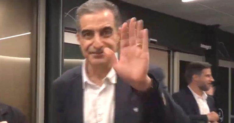 Renato Paiva elogia torcida do Botafogo no embarque para o Super Mundial: ‘Mini Nilton Santos’
