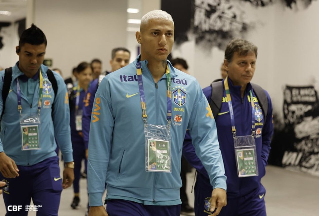 Richarlison se decepciona com atuações na seleção e promete se dedicar mais