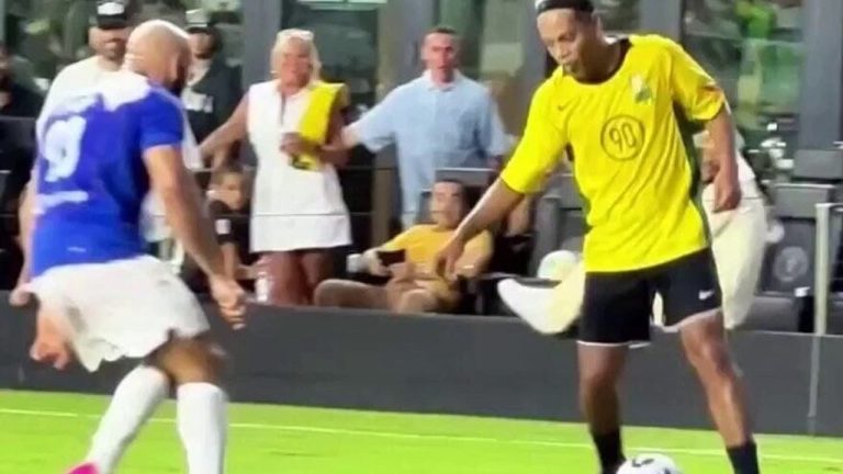 Ronaldinho faz drible impressionante no segurança de Messi; veja! Ronaldinho faz drible impressionante no segurança de Messi; veja!