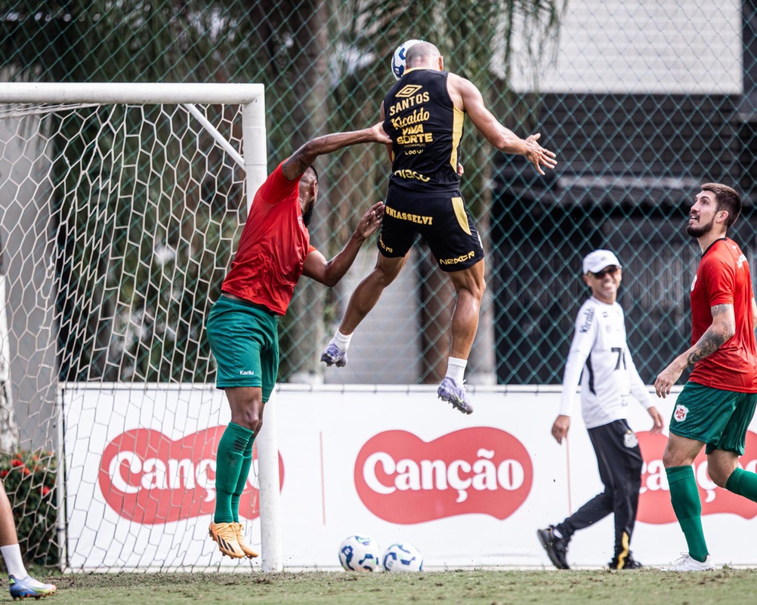 Santos vence jogo-treino contra Portuguesa Santista com dois gols