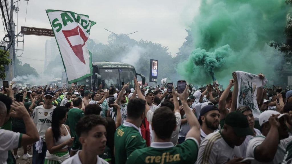 Torcida do Palmeiras organiza festa antes da viagem ao Mundial