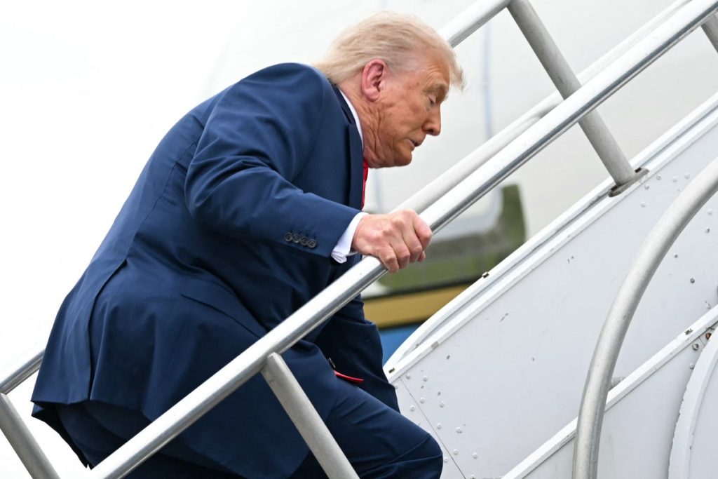 Trump e Rubio tropeçam nas escadas do Air Force One
